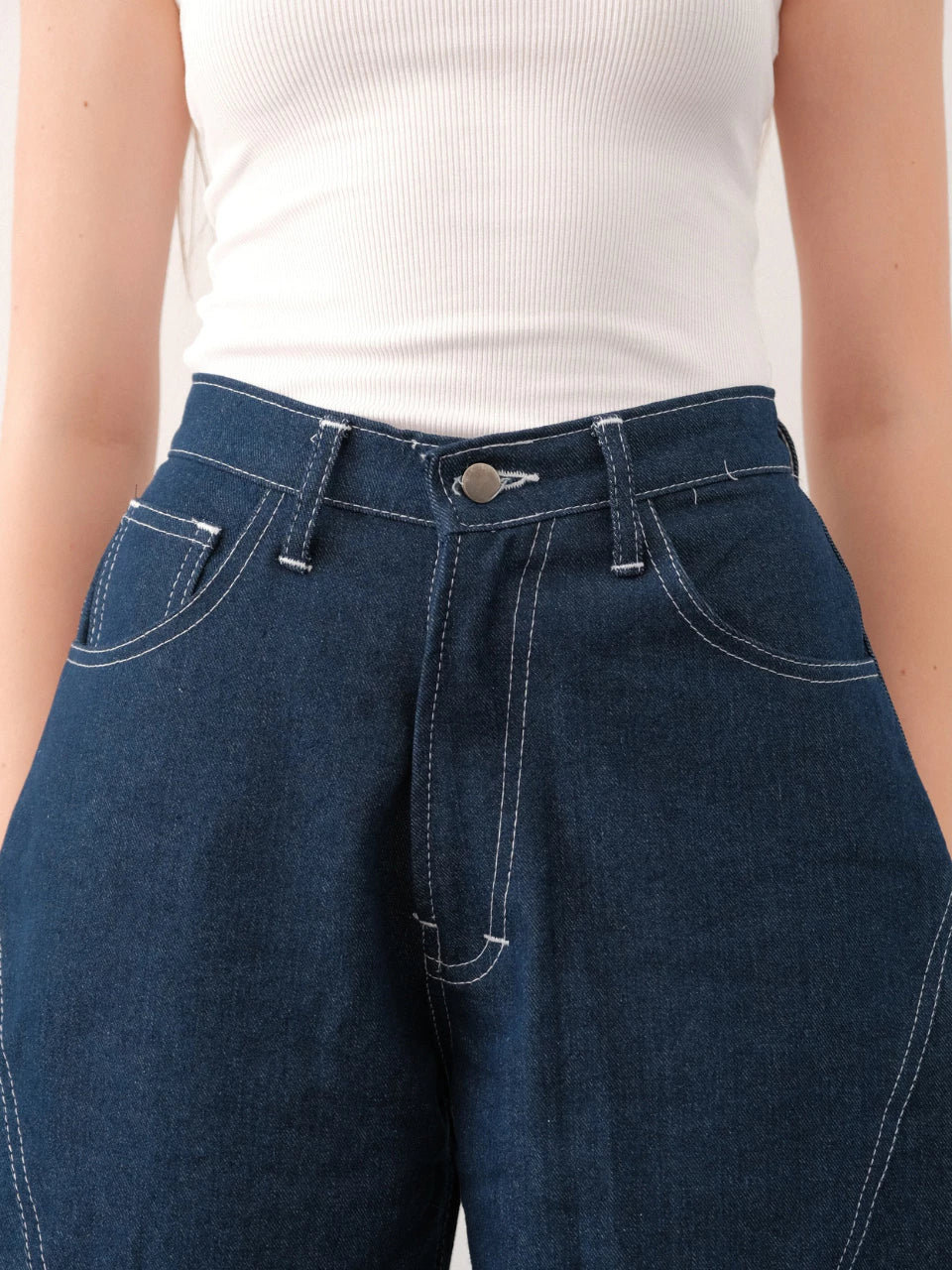 The detail of Arlo Barrel Denim Jeans Pants from The Auctus