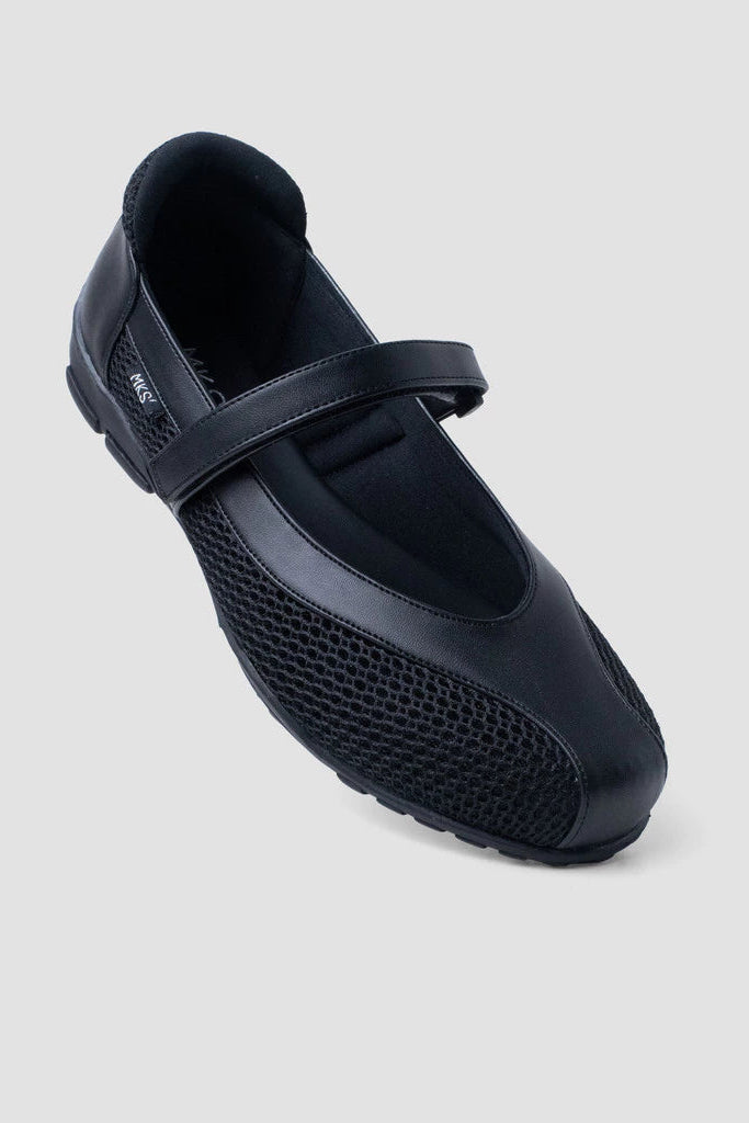 A black flat shoes by MKS Shoes with a Mary Jane strap and a low heel, set on a white background.
Flat shoes wanita berwarna hitam dari MKS Shoes dengan tali Mary Jane dan tumit rendah, ditampilkan di atas latar belakang putih.