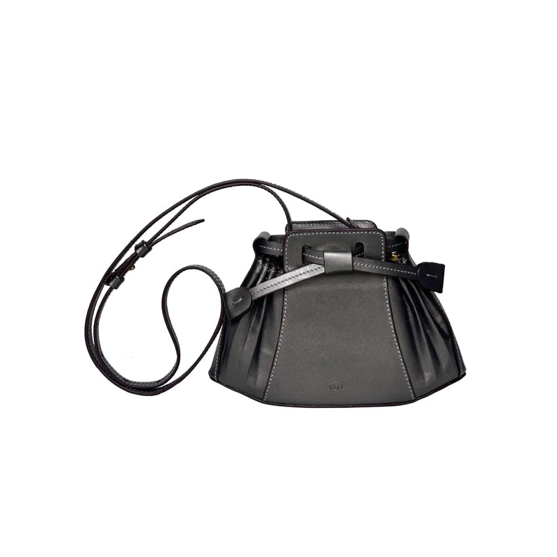 Black leather handbag with a strap on a white background
Tas tangan kulit wanita berwarna hitam dengan tali di latar belakang putih