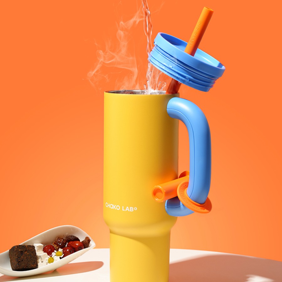 A colorful Chako Lab Bawang Cup tumblr filled with hot water.
