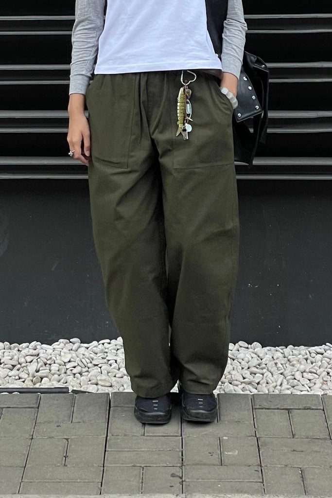 Olive green barrel pants with a relaxed oversized silhouette and curved wide-leg shape. Featuring a comfortable elastic waistband, roomy fit, and structured tapered hem, these women’s barrel pants create a casual yet modern look perfect for everyday styling.