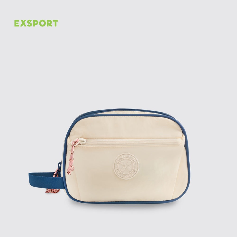 A cream multipurpose pouch from Exsport with navy blue edging. It has a front zipper pocket with a pink cord puller and an embossed round Exsport logo. The pouch features a simple rectangular shape with a navy side strap.
Pouch serbaguna Exsport berwarna krem dengan detail tepi biru navy. Dilengkapi kantong ritsleting depan dengan puller tali pink dan logo timbul berbentuk lingkaran. Pouch ini memiliki bentuk persegi sederhana dengan strap samping berwarna navy.