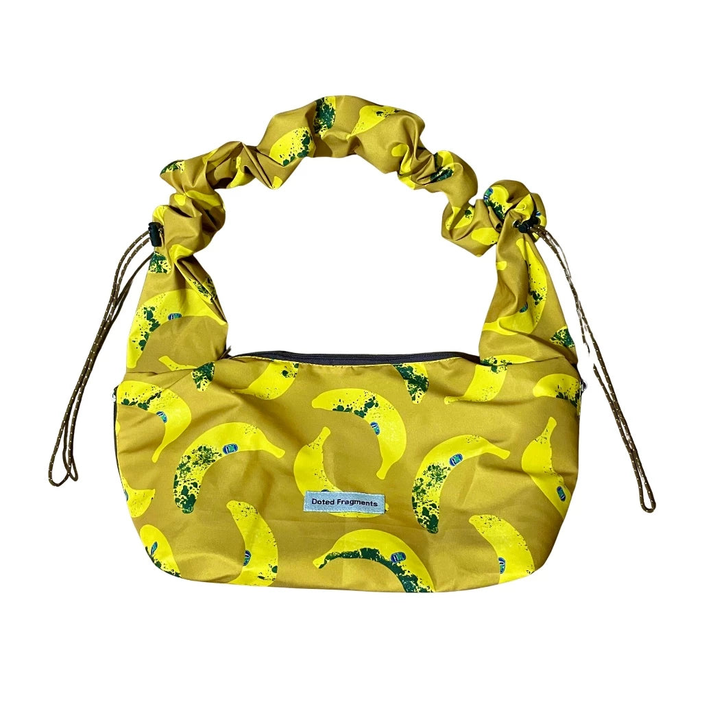 Yellow women's bag with banana pattern on a white background
Tas wanita berwarna kuning dengan motif pisang di atas latar belakang putih