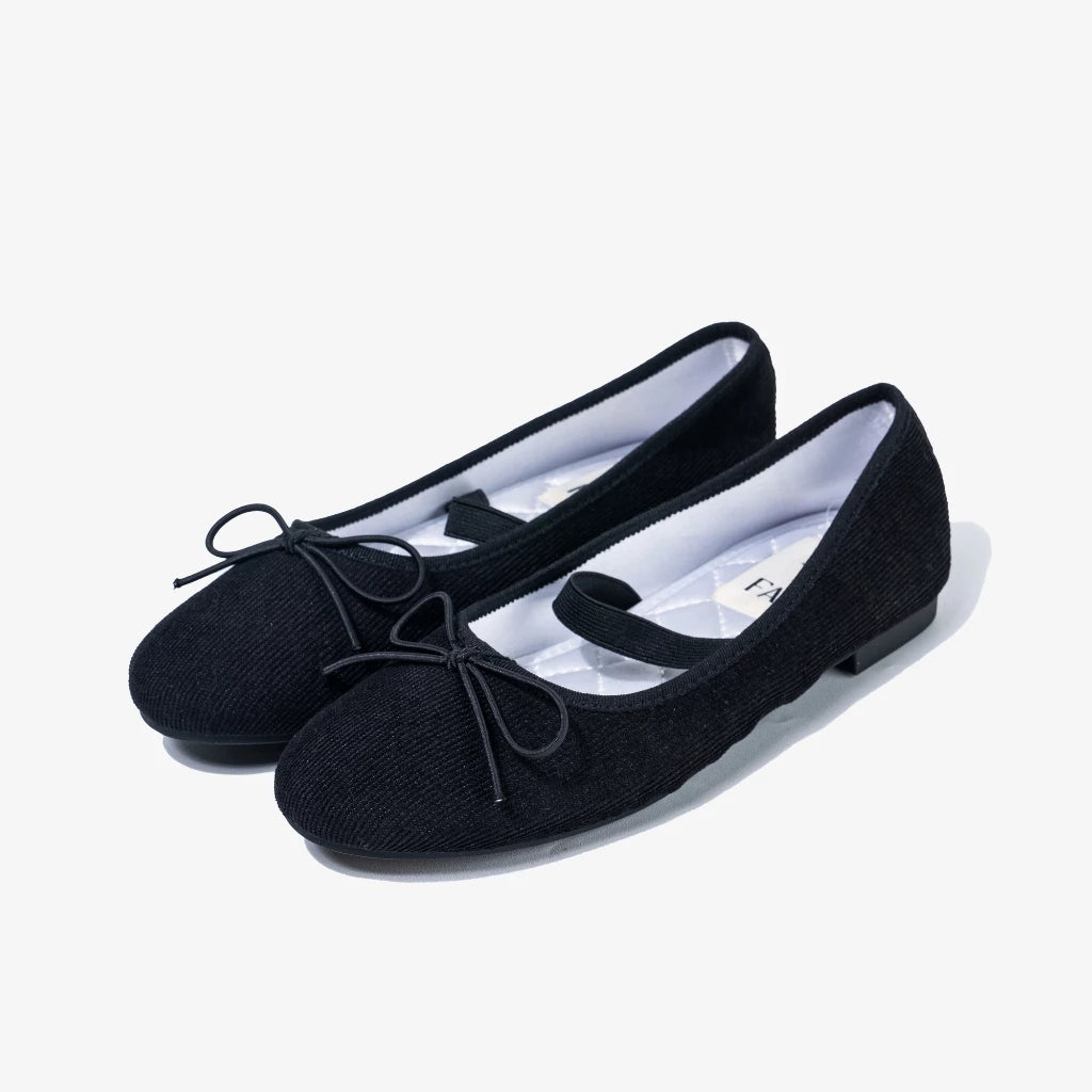 Pair of black-colored ballet flatshoes with a bow accents on a white background
Sepasang flat shoes wanita berwarna hitam dengan hiasan pita pada latar belakang putih