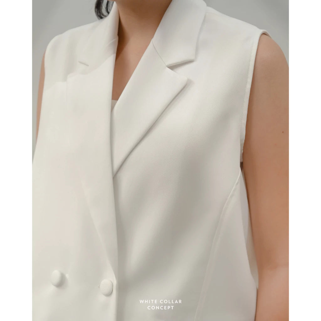 A closer look of Vier Vest from White Collar Concept worn by a person on a plain background