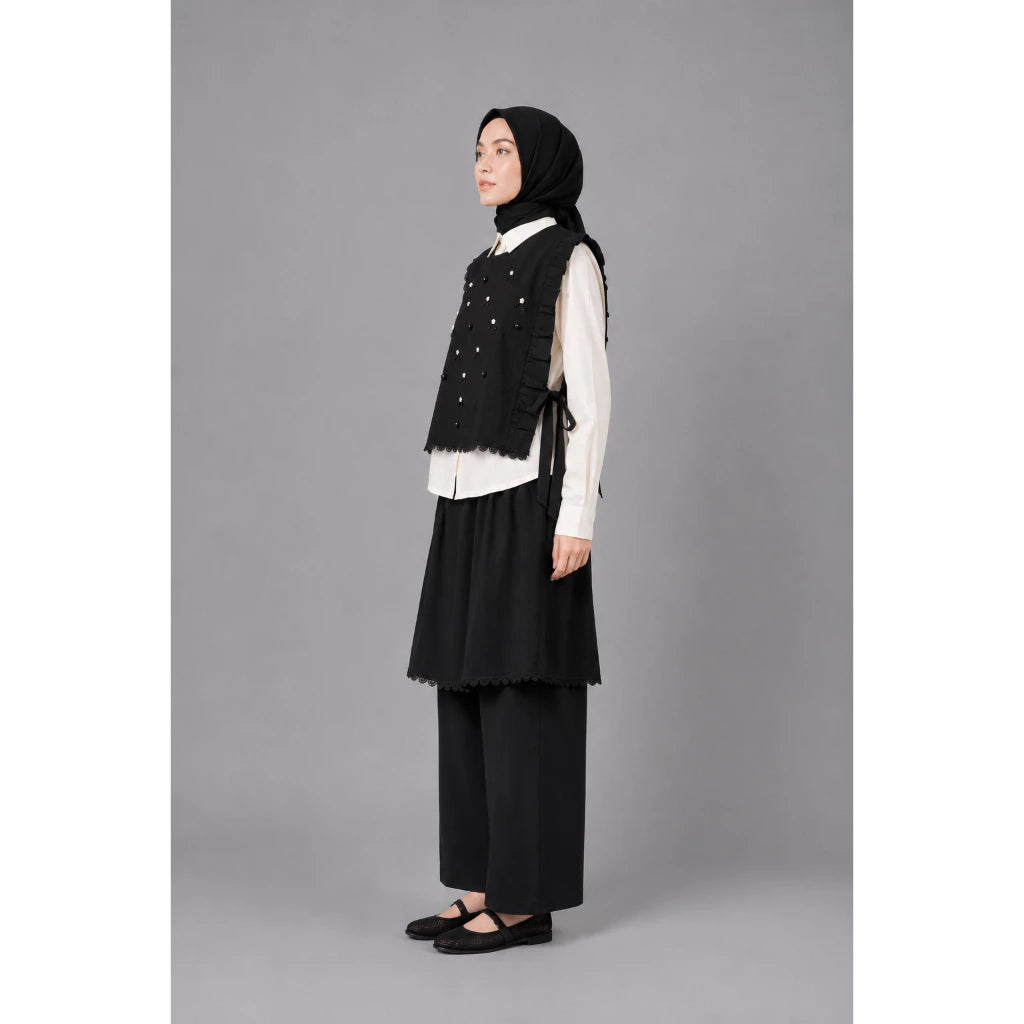 Beads Ruffle Vest Black - Aumone