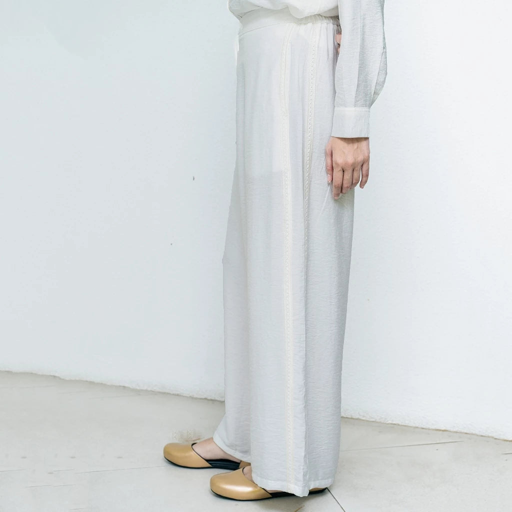 Lacey Flowy Pants White - Aumone