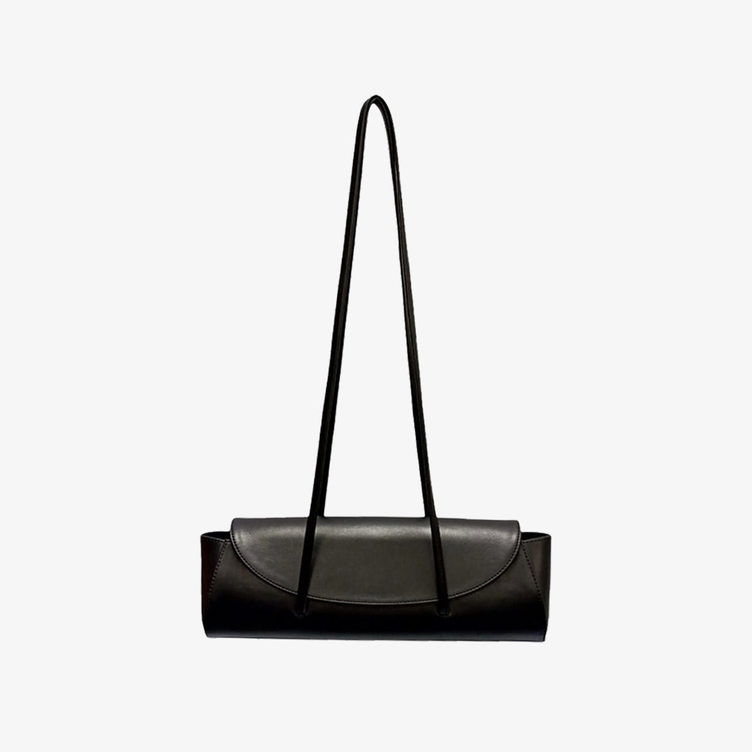 A black, solid-colored handbag with a shoulder strap and a zipper closure by Masagi.

Tas tangan berwarna hitam, berwarna solid, dilengkapi dengan tali bahu dan penutup resleting dari Masagi.