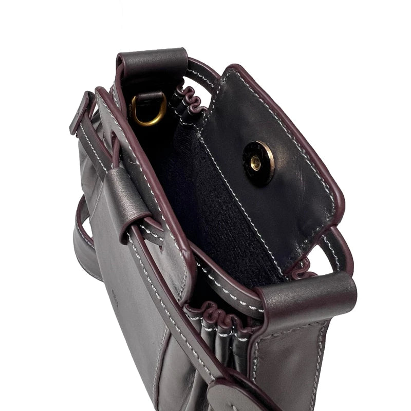 Close-up of a leather bag with visible stitching and hardware on a white background

Close-up tas kulit wanita dengan jahitan dan aksesori logam yang terlihat jelas di latar belakang putih.