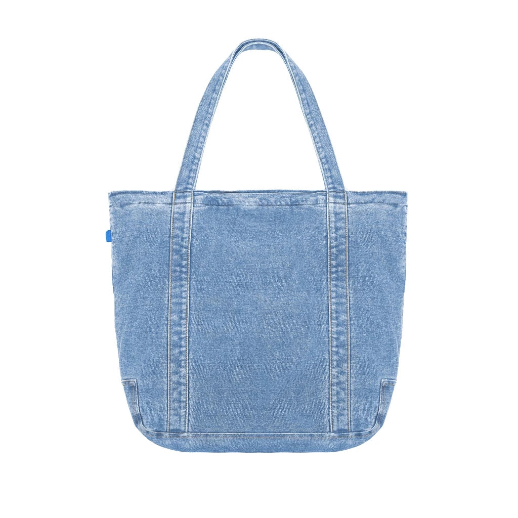 Light blue denim women's totebag with a zipper on a white background.

Tas tote wanita berwarna denim biru muda dengan resleting pada latar belakang putih.