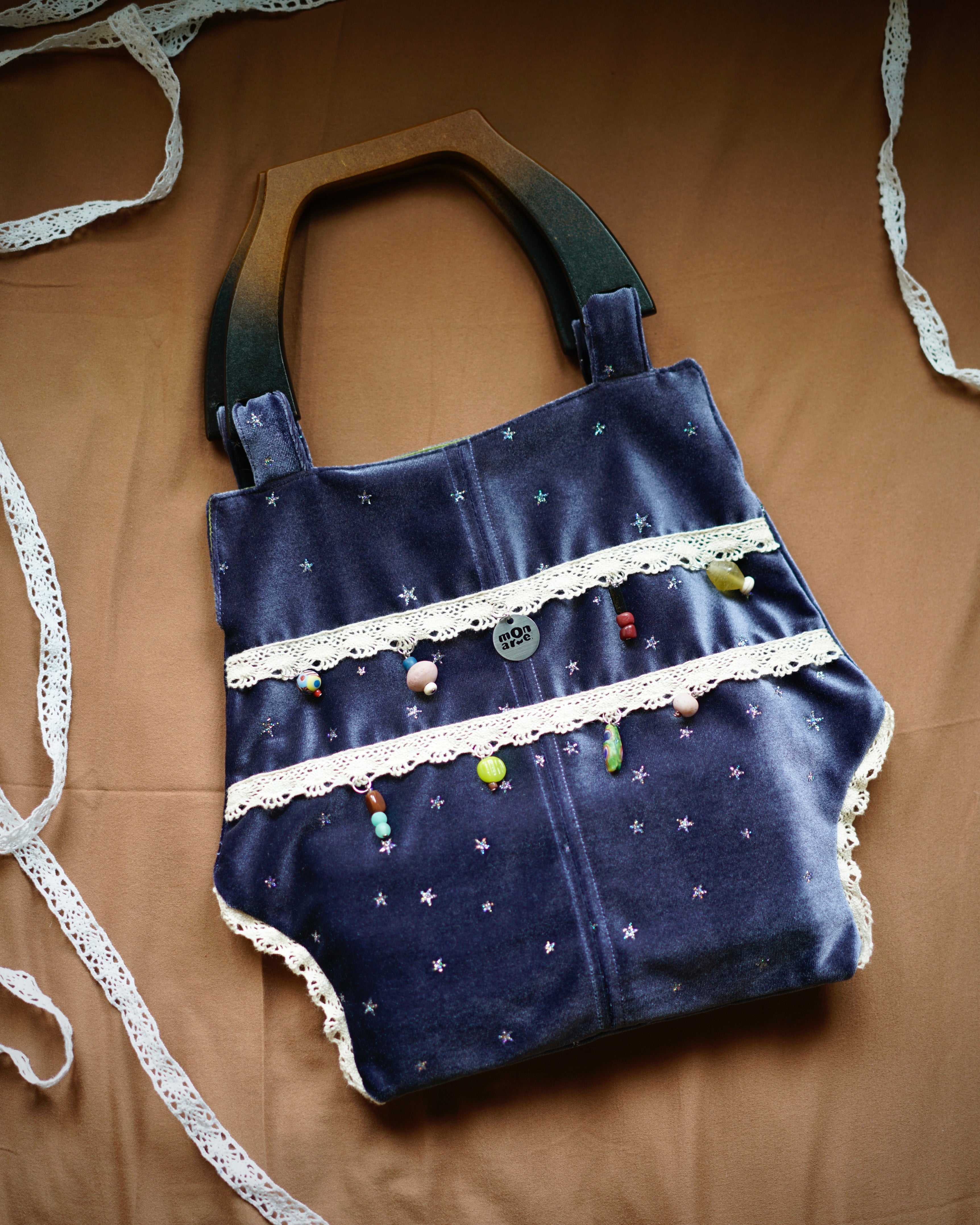 Mon Vello Night - Mon Arte