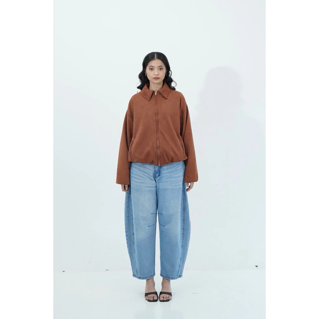 Person wearing a brown shirt and blue denim barrel pants on a white background

Seorang pria yang mengenakan kemeja cokelat dan celana barrel jeans biru dengan latar belakang putih