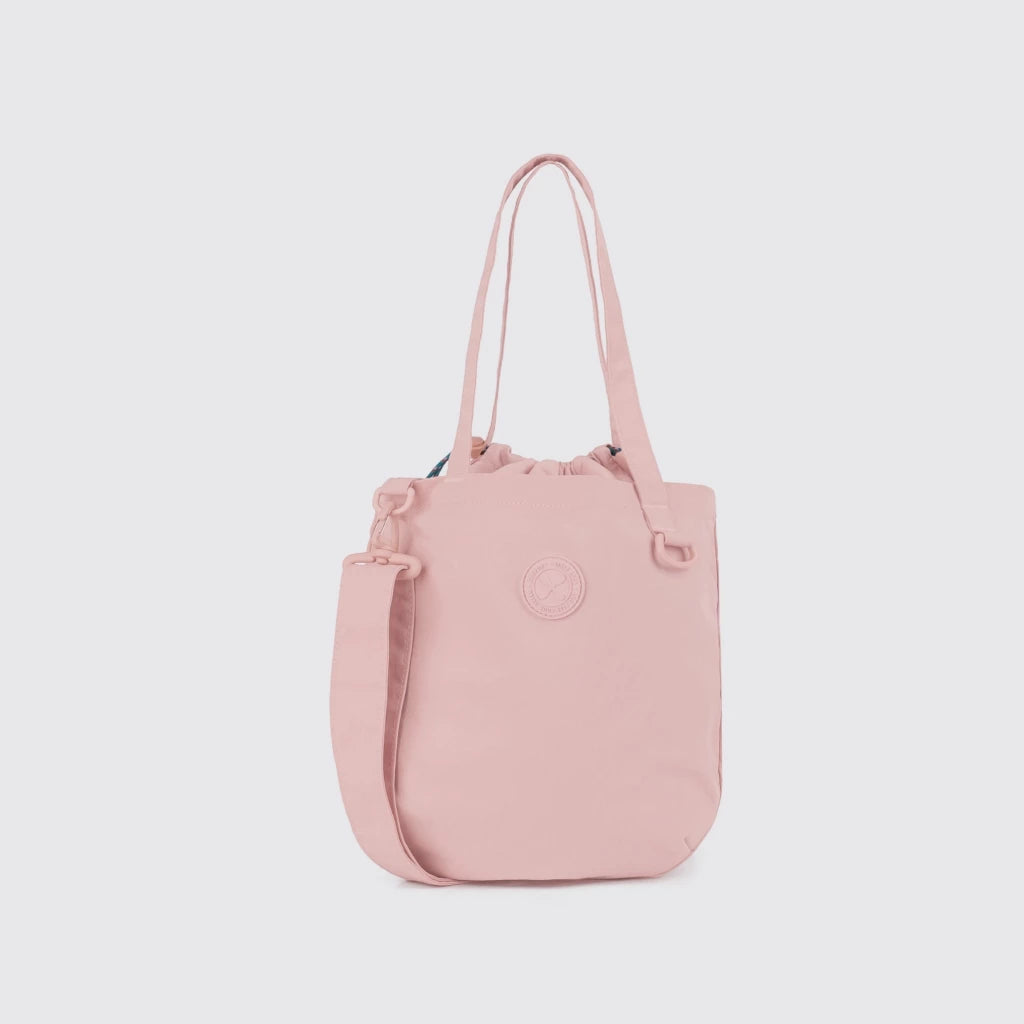 Light pink bucket bag by Exsport with a strap on a light gray background

Tas selempang berwarna pink muda dari Exsport dengan tali selempang pada latar belakang abu-abu muda