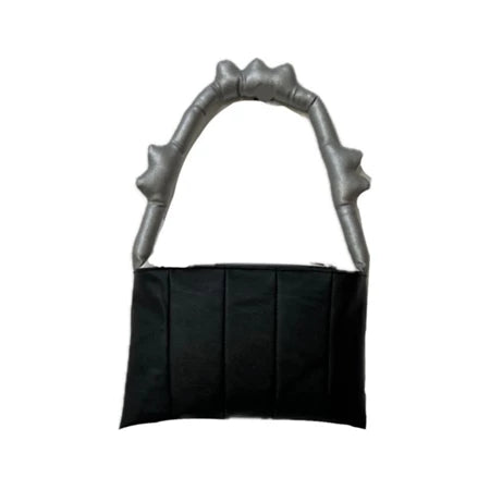 Black handbag with silver dragon-like handle on a white background

Tas wanita hitam dengan pegangan berwarna perak di latar belakang putih