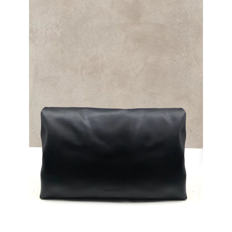 Foldable black leather tote bag on a beige background

Tas wanita tote bag lipat berwarna hitam