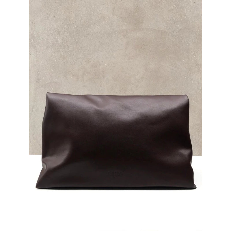 Foldable brown leather tote bag on a beige background

Tas wanita tote bag lipat berwarna coklat