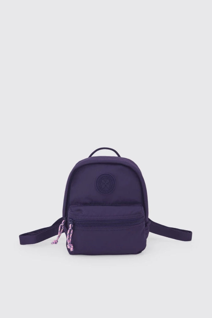 Purple mini backpack by Exsport Bag on a light purple background

Tas ransel mini ungu dari Exsport dengan latar belakang ungu muda