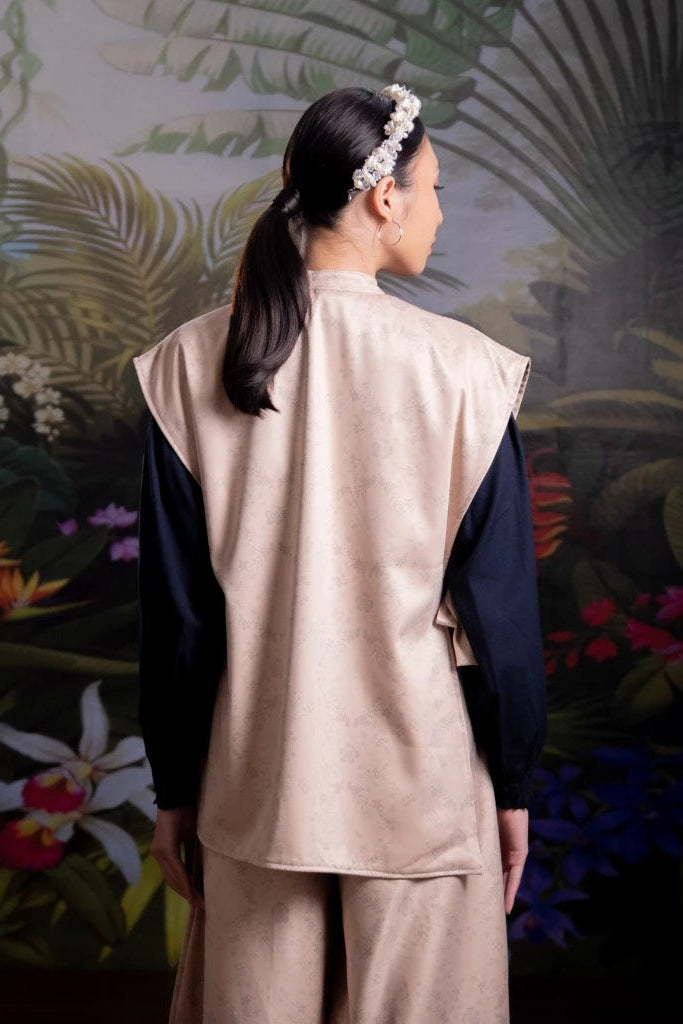 Nonaetal Nucifera Whisper Embroidery Vest Winter Cream - Nona