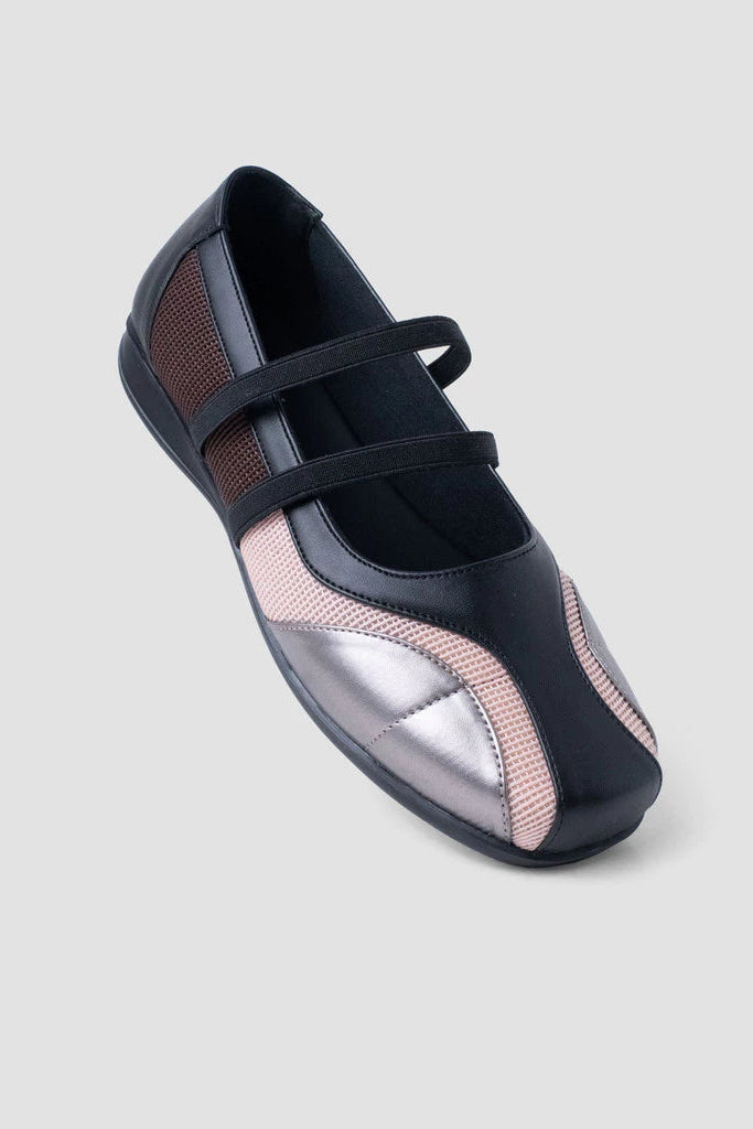 A black and pink Mary Jane style flat shoes by MKS Shoes with a flat sole and loop straps

Flat shoes wanita bergaya Mary Jane berwarna hitam dan merah muda dari MKS Shoes dengan sol datar dan tali pengikat berbentuk lingkaran