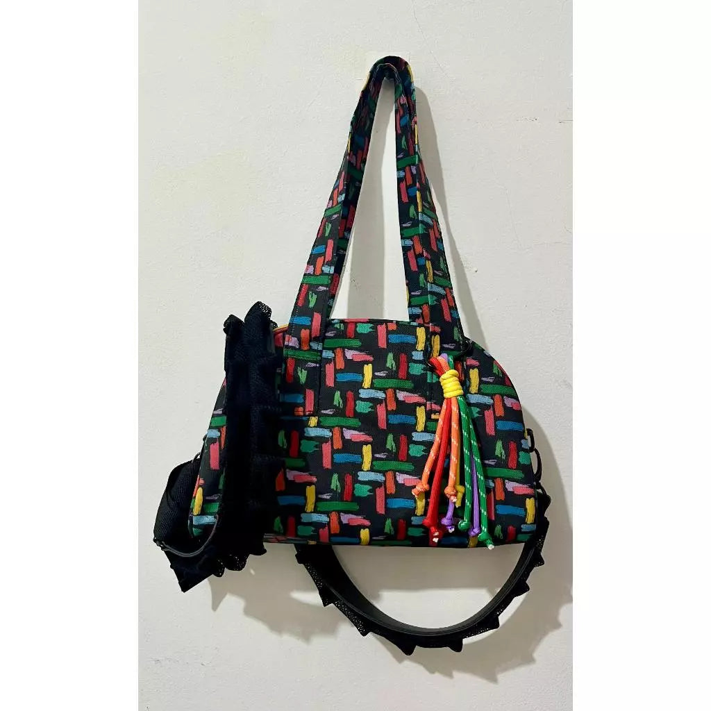Black colorful patterned women's handbag with a tassel on a white background

Tas tangan wanita berwarna hitam bermotif warna-warni dengan hiasan rumbai di atas latar belakang putih