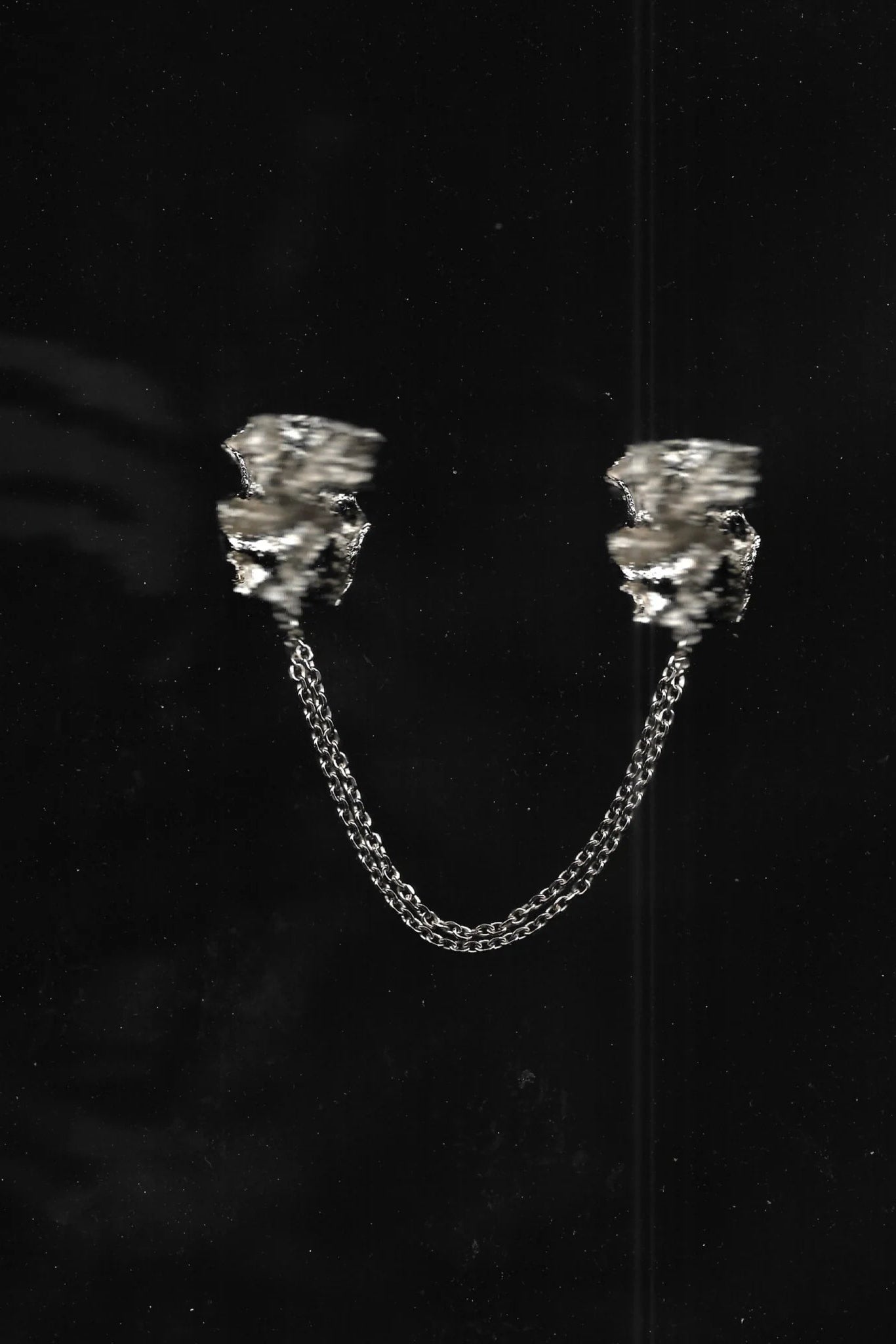 Hitam Longbrooch Silver - Gelap Ruang Jiwa