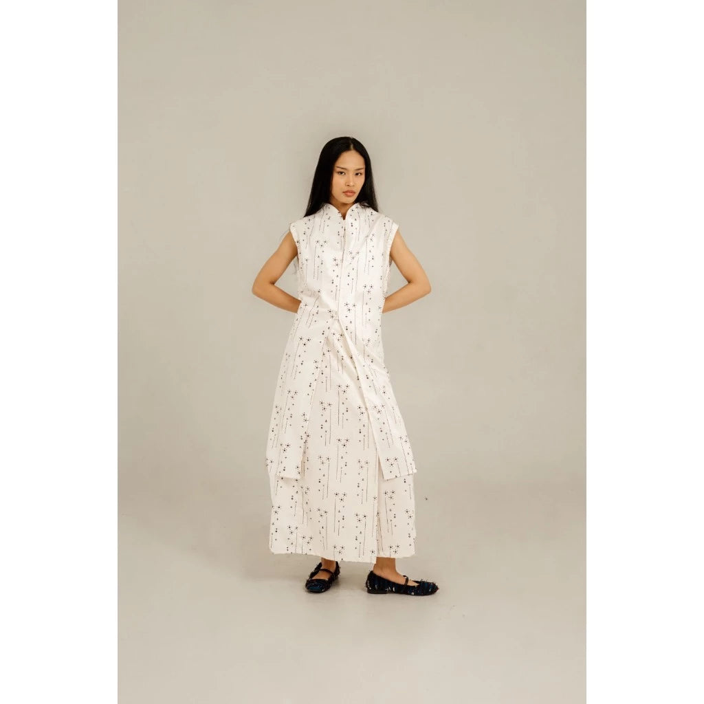 Woman wearing a white floral kebaya by Damakara against a plain background

Seorang wanita mengenakan kebaya lengan pendek berwarna putih bermotif bunga dari Damakara dengan latar belakang putih