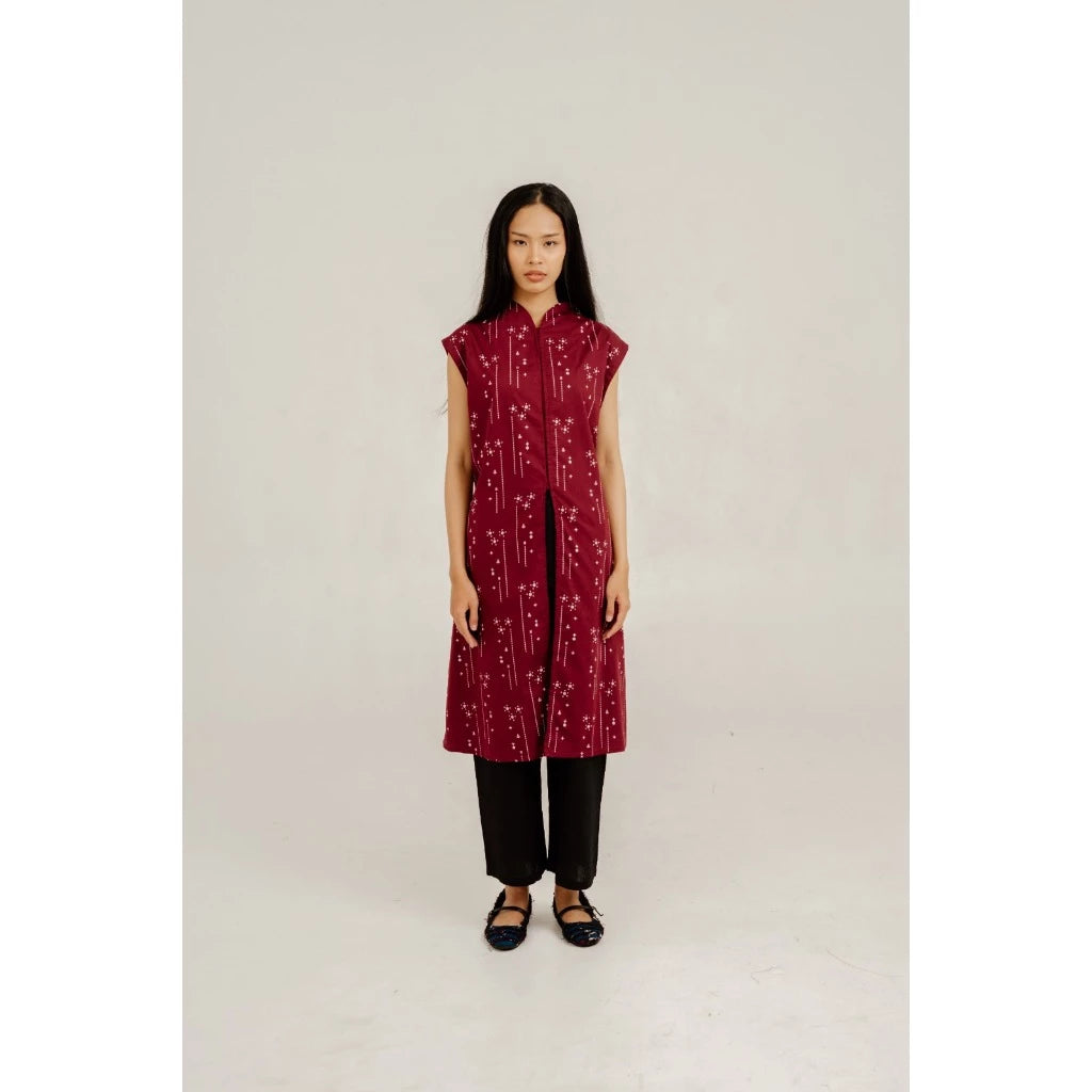 Woman wearing a maroon patterned kebaya by Damakara with black pants on a white background

Seorang wanita mengenakan kebaya lengan pendek berwarna maroon bermotif dari Damakara dengan latar belakang putih