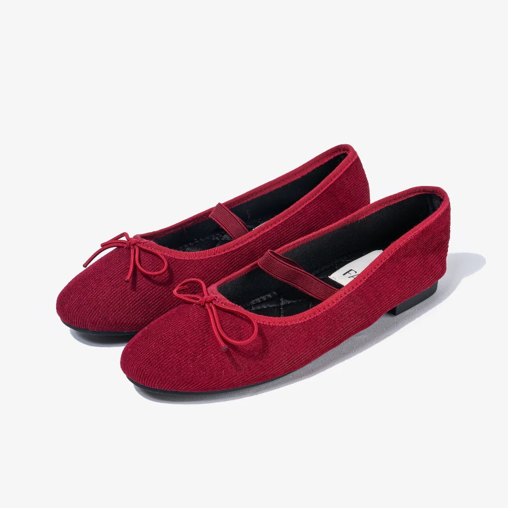 Pair of red-colored ballet flatshoes with a bow accents on a white background

Sepasang flat shoes wanita berwarna merah dengan hiasan pita pada latar belakang putih
