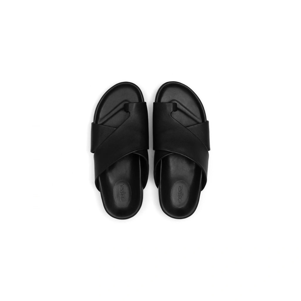 Pair of black women sandals by Cajsa on a white background

Sepasang sandal wanita berwarna hitam karya Cajsa dengan latar belakang putih