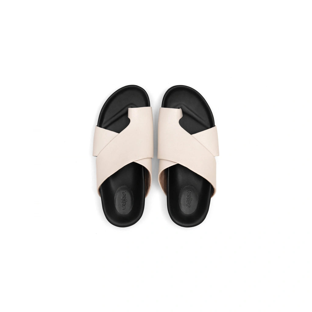 Pair of white and black women sandals by Cajsa on a white background

Sepasang sandal wanita berwarna putih dan hitam dari Cajsa di atas latar belakang putih