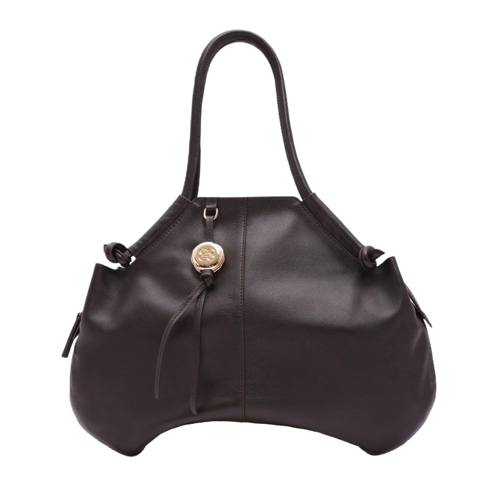 Brown leather handbag with a gold clasp on a white background

Tas tangan wanita berbahan kulit berwarna coklat dengan pengait emas