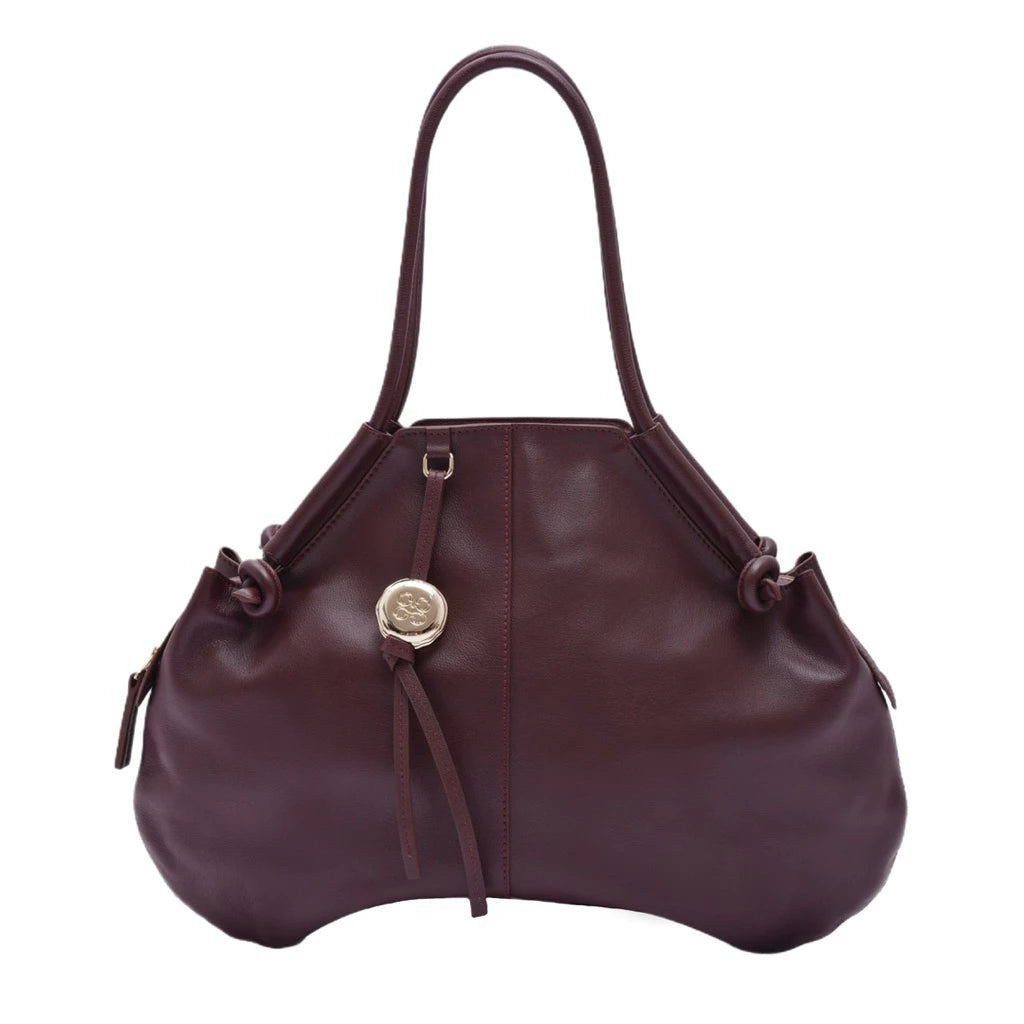 Maroon leather handbag with a gold clasp on a white background

Tas tangan wanita berbahan kulit berwarna maroon dengan pengait emas