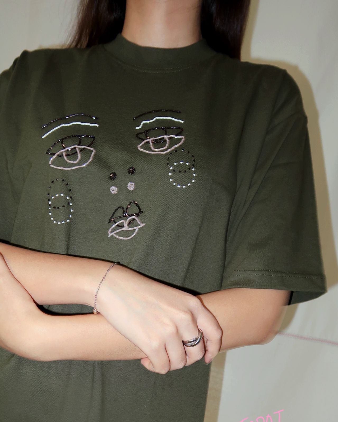 The Dolly Face T-Shirt Olive - Mote Mote