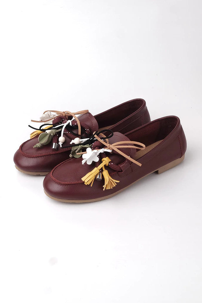 Pair of maroon flatshoes with decorative tassels and flowers by Cajsa on a white background

Sepasang flat shoes wanita berwarna merah marun dengan hiasan rumbai dan bunga dari Cajsa di atas latar belakang putih