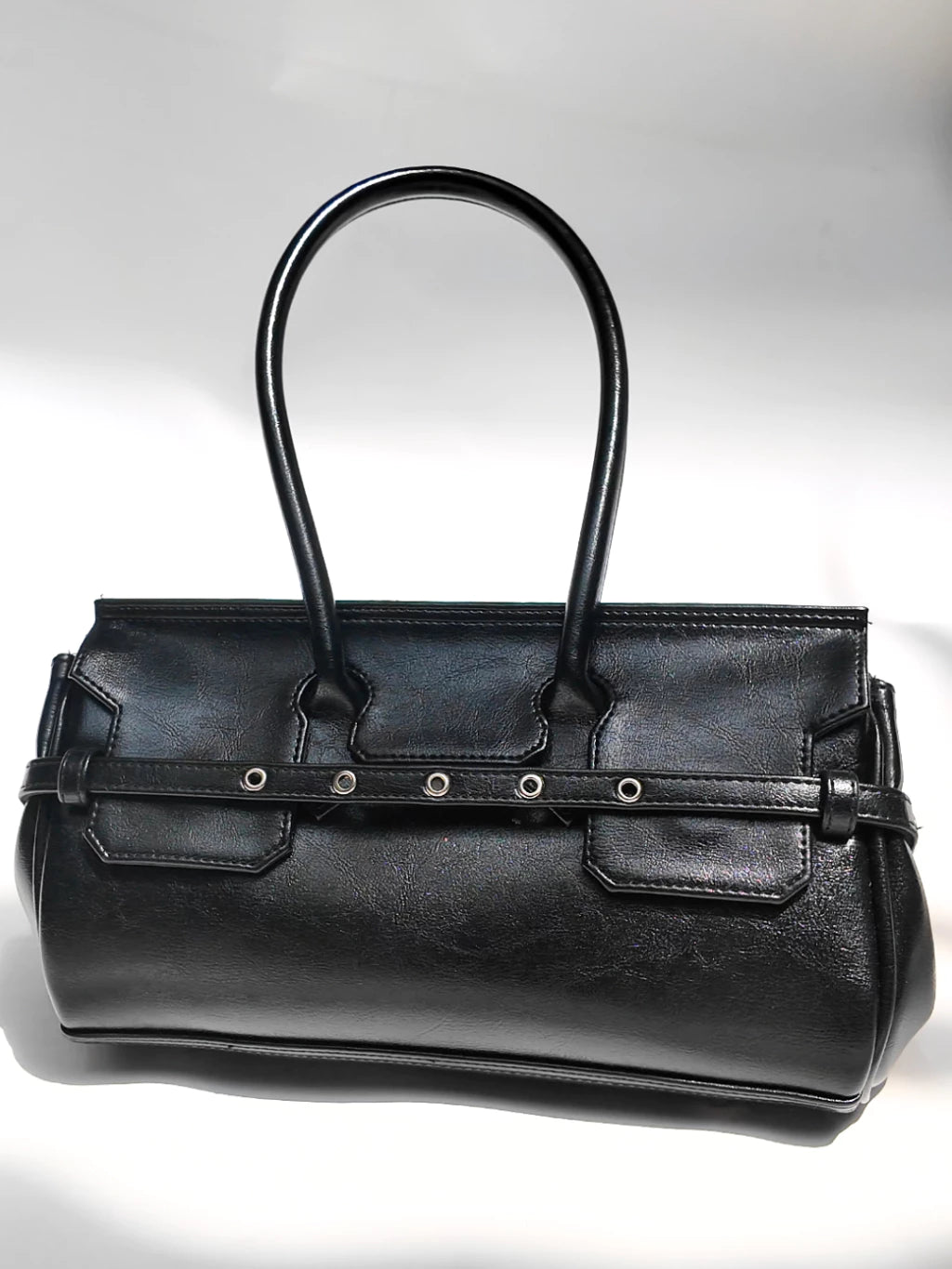 Black vegan leather women's handbag on a light gray background

Tas wanita berbahan kulit vegan hitam dengan latar belakang abu-abu muda