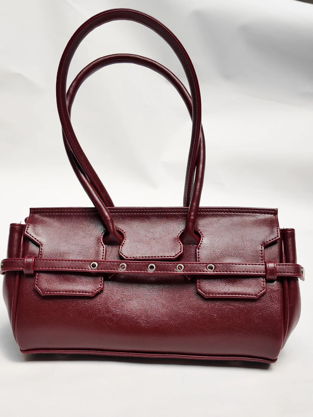 Maroon vegan leather women's handbag on a light gray background

Tas wanita berbahan kulit vegan berwarna merah marun dengan latar belakang abu-abu muda