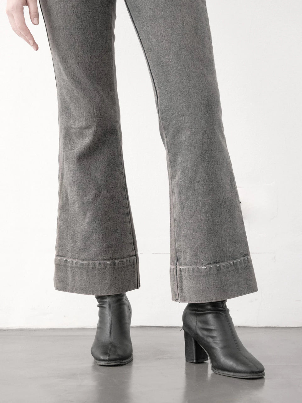 Zola Pocket Flare Jeans Pants Retro Sand - The Auctus