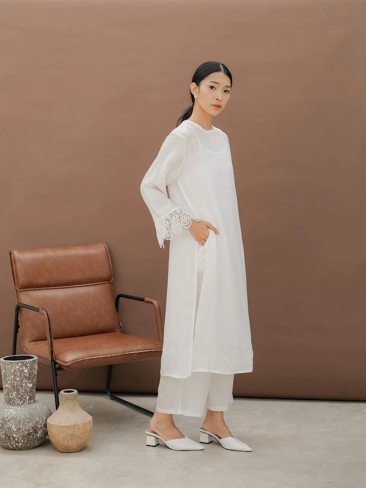 Ardin Tunik White - Monday To Friday